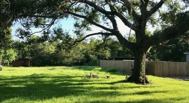 Photo of 4305 Whispering Dr, Dickinson, TX 77539
