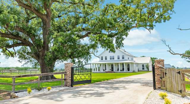 Photo of 403 Lakeview Dr, Angleton, TX 77515