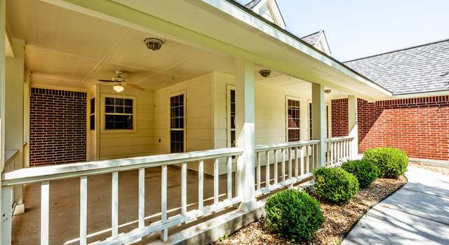 Photo of 1920 Greentree Dr, Huntsville, TX 77340