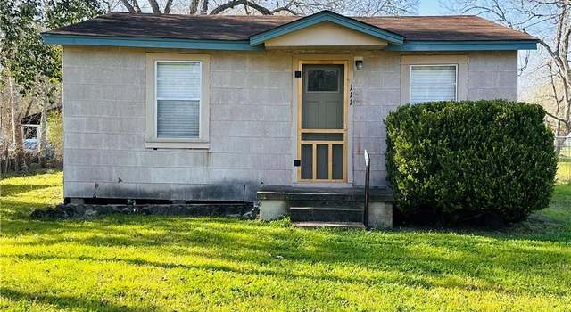 Photo of 111 Theresa St, Yoakum, TX 77995