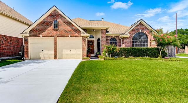 Photo of 12302 Meadowglen Dr, Meadows Place, TX 77477