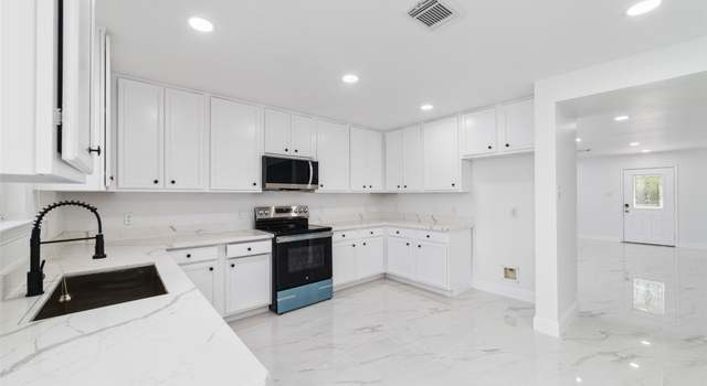 Photo of 13106 Crescent Manor Ln, Houston, TX 77072