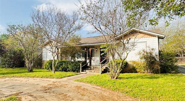 Photo of 1019 E Gonzales St, Yoakum, TX 77995