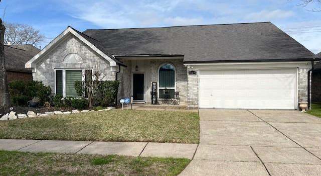 Photo of 16039 Surrey Woods Dr, Friendswood, TX 77546