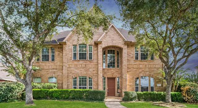 Photo of 513 W Lake Dr, Friendswood, TX 77546