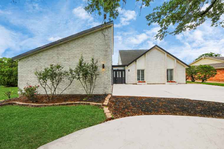 Photo of 722 Merrick Dr Sugar Land, TX 77478