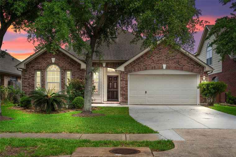 Photo of 11909 Fountain Brook Dr Pearland, TX 77584