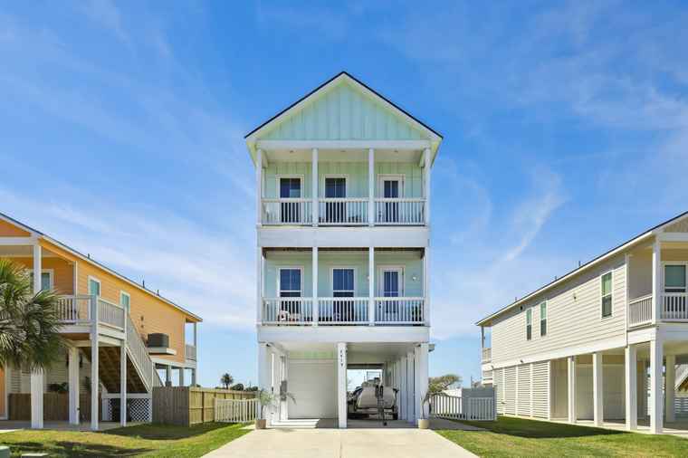Photo of 2419 103rd St Galveston, TX 77554