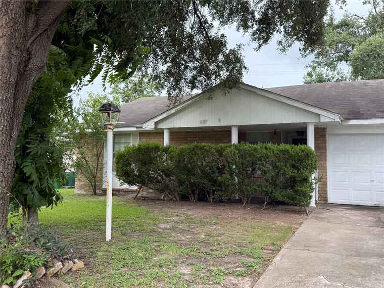 Photo of 10907 Sharpview Dr Houston, TX 77072