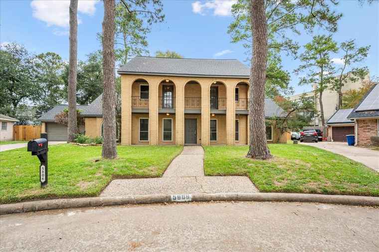 Photo of 5806 Queensgate Dr Houston, TX 77066