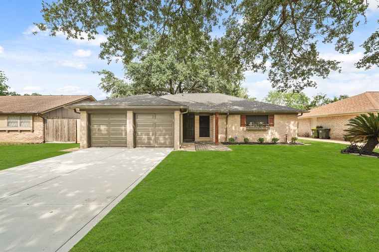 Photo of 2905 Livingston Dr Pearland, TX 77584