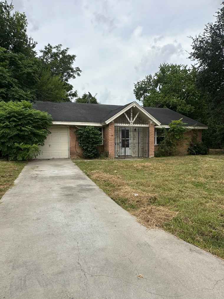 Photo of 5531 Elm Tree Dr Houston, TX 77048