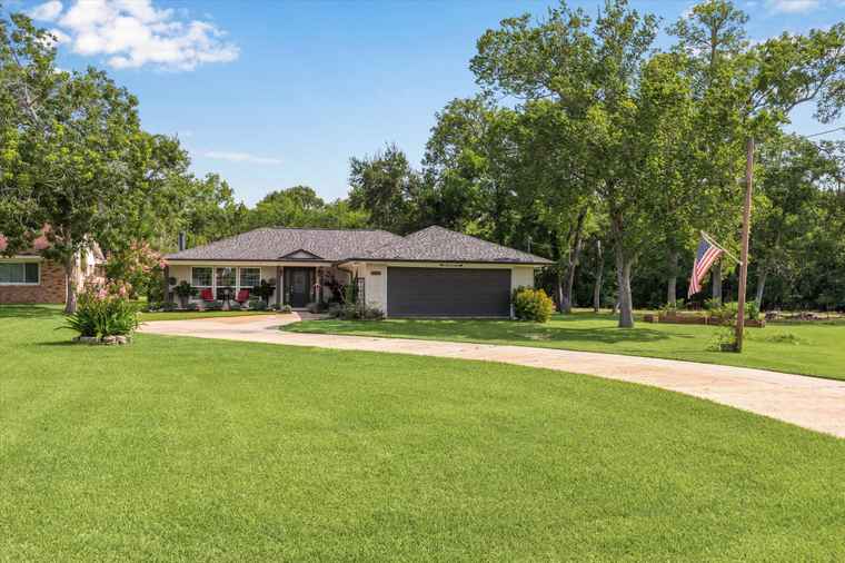 Photo of 3413 Robinson Dr Pearland, TX 77581