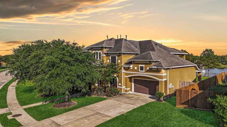 Photo of 13104 Southern Manor Dr Pearland, TX 77584