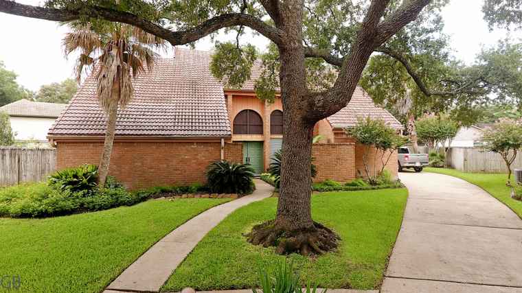 Photo of 2714 Sugarwood Dr Sugar Land, TX 77478