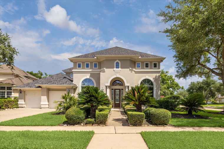 Photo of 5215 Eagle Pointe Ct Sugar Land, TX 77479