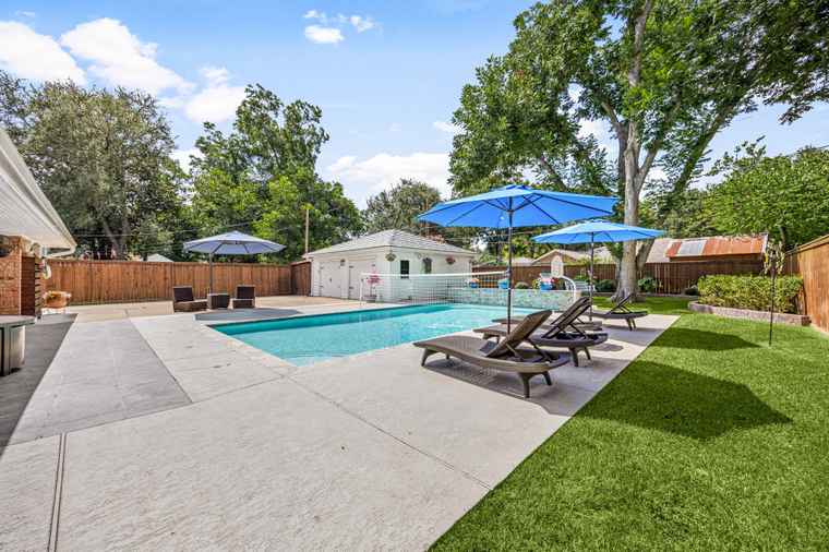 Photo of 142 Bluebonnet St Sugar Land, TX 77478