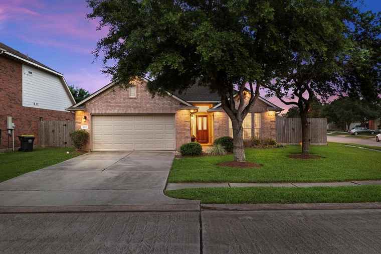 Photo of 1819 High Falls Ln Pearland, TX 77581