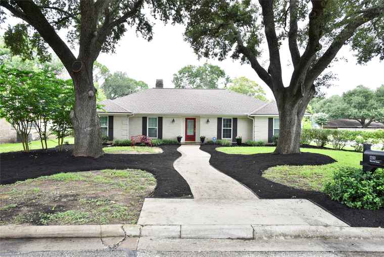 Photo of 1700 Willow Dr Richmond, TX 77469
