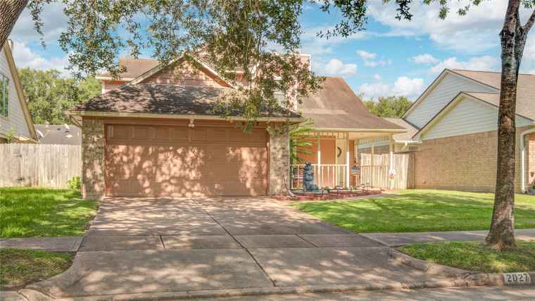 Photo of 2027 Creek Valley Ln Sugar Land, TX 77478