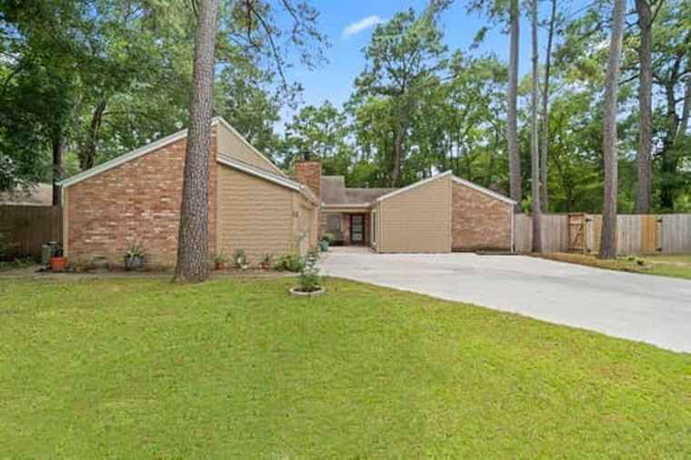 Photo of 33 Crystal Lake Ln The Woodlands, TX 77380