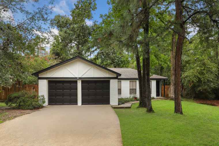 Photo of 24 E Bigelow Oak Ct Spring, TX 77381