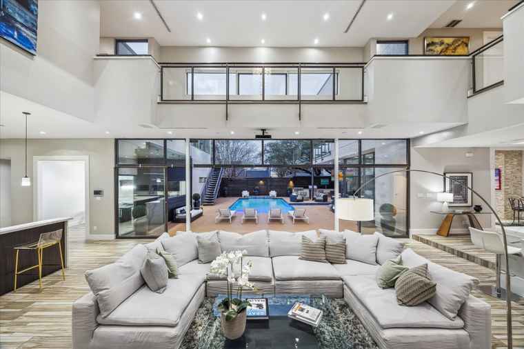Photo of 4002 Chatham Ln Houston, TX 77027
