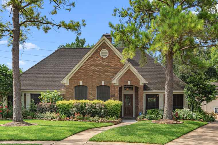 Photo of 11 Stalybridge Ct Sugar Land, TX 77479