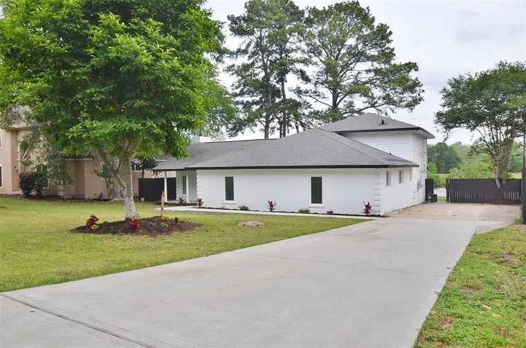 Photo of 621 Brook Hollow Dr Conroe, TX 77385