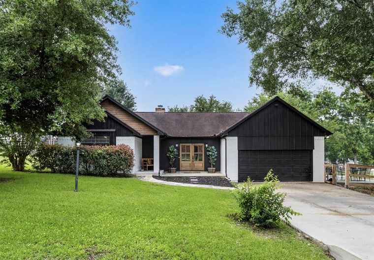 Photo of 1143 Lakeview Dr Montgomery, TX 77316