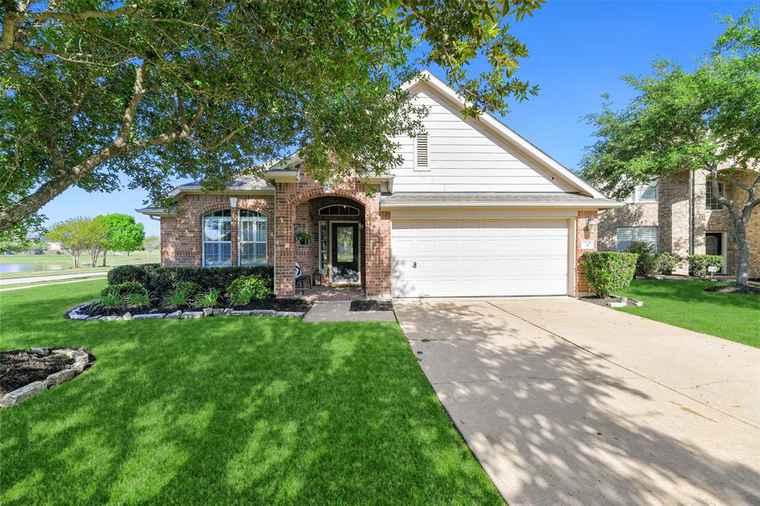 Photo of 3225 Mossy Bend Ln Pearland, TX 77581