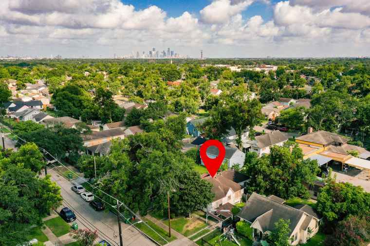 Photo of 7147 Hemlock St Houston, TX 77087