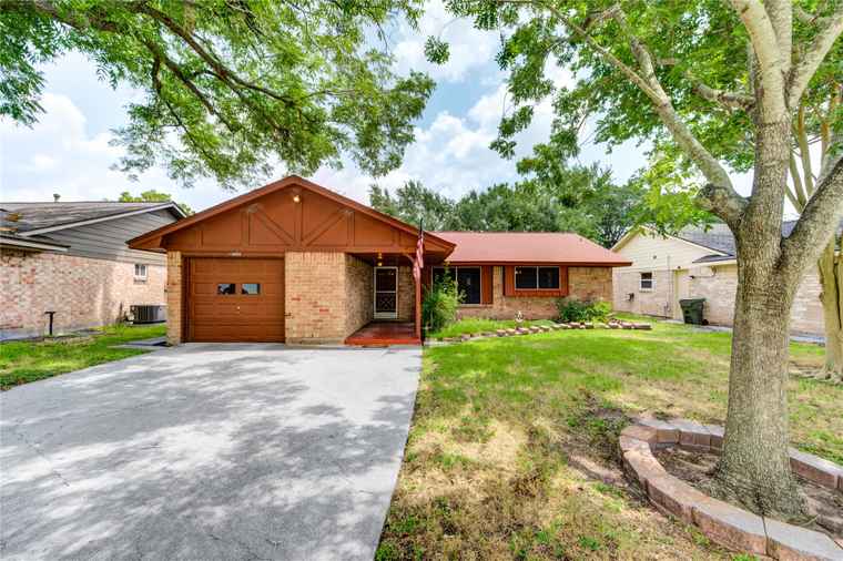 Photo of 13634 Greenridge Dr Sugar Land, TX 77498