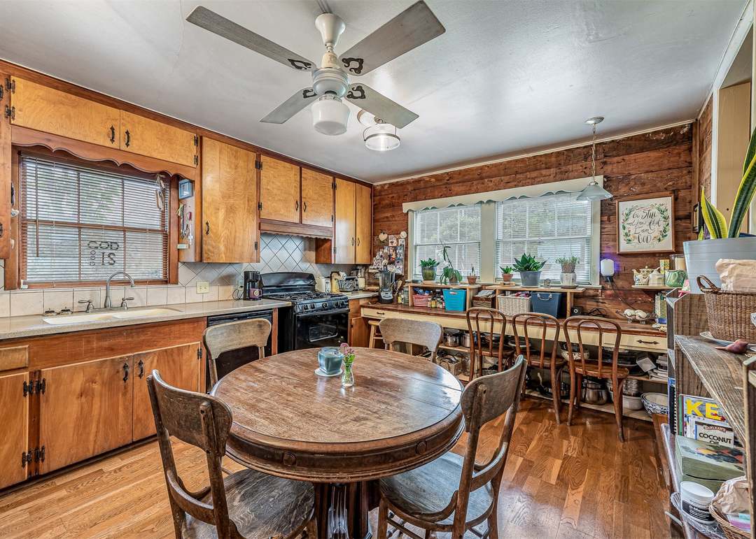 915 Leavins St, Baytown, TX 77520