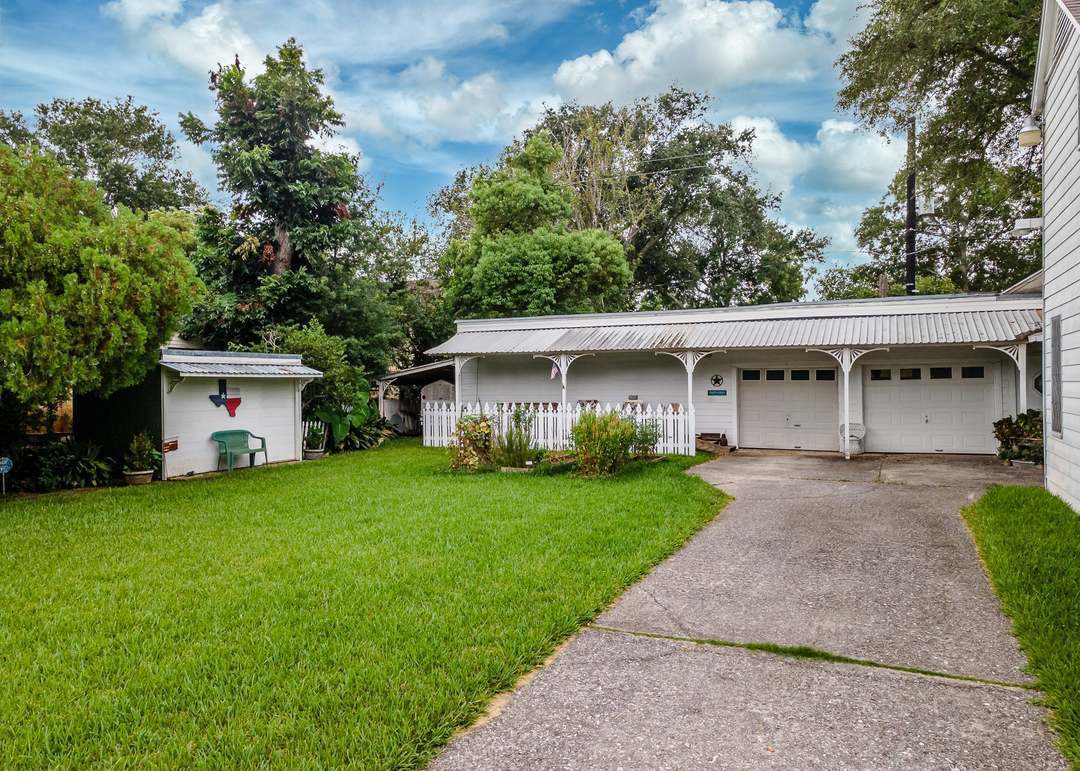 915 Leavins St, Baytown, TX 77520