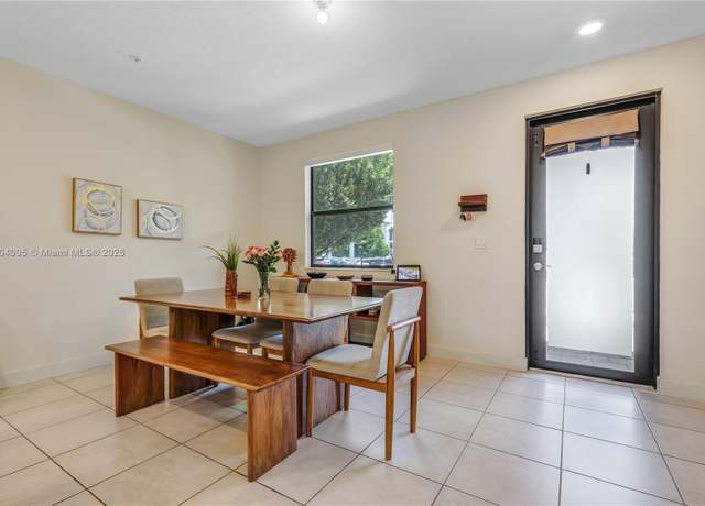 Property at 10419 NW 82nd St, Doral, FL 33178, 3 beds, 2.5 baths