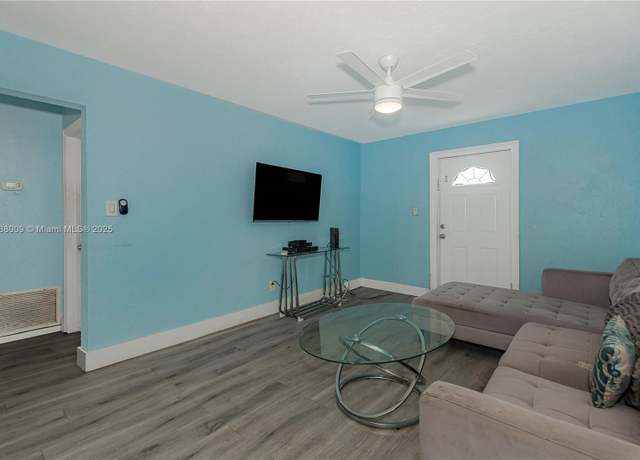 Property at 1027 NE 33rd St, Oakland Park, FL 33334, 3 beds, 2 baths