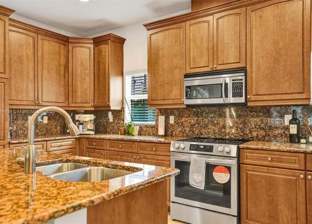 Property at 417 SE 13th St, Fort Lauderdale, FL 33316, 3 beds, 3.5 baths