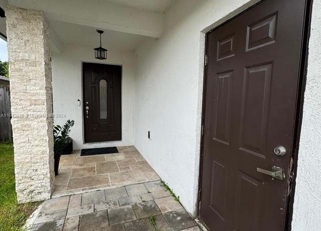 Property at 895 NE 3rd Ave, Homestead, FL 33030, 3 beds, 3.5 baths