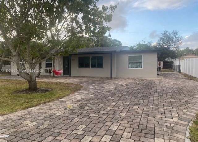 Property at 3915 Lotus Dr, Naples, FL 34104, 3 beds, 1 bath