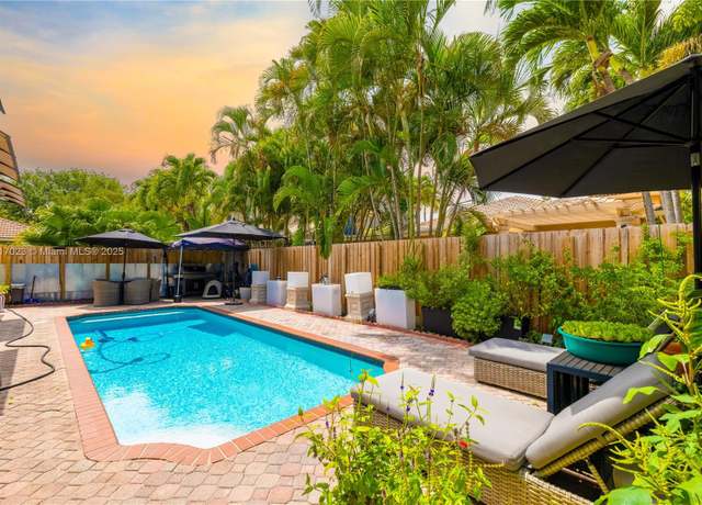 Property at 9111 SW 162nd Ln, Palmetto Bay, FL 33157, 6 beds, 4.5 baths