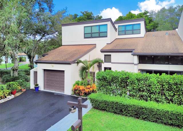 Property at 8540 SW 94th St, Miami, FL 33156, 3 beds, 2.5 baths