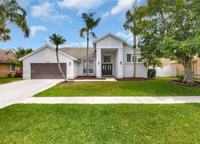 Property at 7649 Briar Cliff Cir, Lake Worth, FL 33467, 4 beds, 2.5 baths