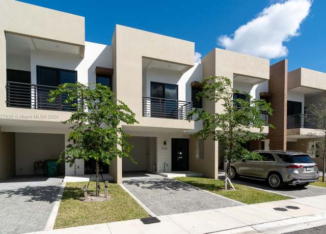 Property at 4173 N Oak Pl, Dania Beach, FL 33314, 3 beds, 2.5 baths