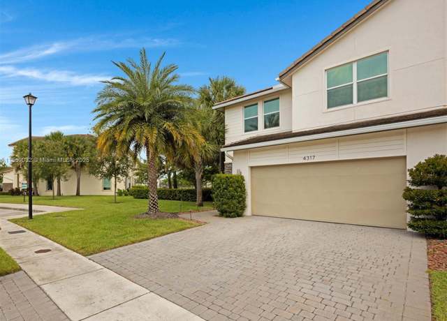 Property at 4317 Lago Dr, Deerfield Beach, FL 33064, 3 beds, 2.5 baths