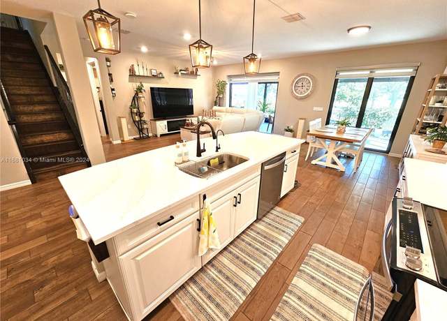 Property at 8172 NW 78th St, Tamarac, FL 33321, 5 beds, 4 baths