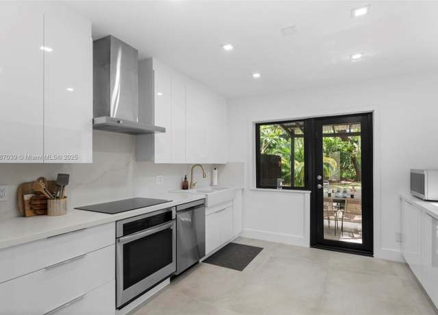 Property at 829 SW 4th Ct, Fort Lauderdale, FL 33312, 3 beds, 2 baths