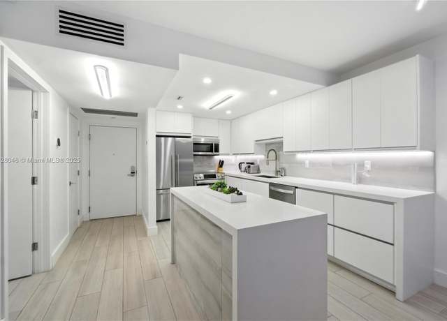Property at 2301 Collins Ave #318, Miami Beach, FL 33139, 2 beds, 1.5 baths