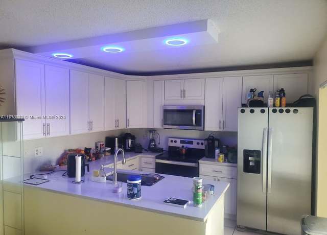 Property at 8081 Boca Rio Dr, Boca Raton, FL 33433, 3 beds, 2.5 baths