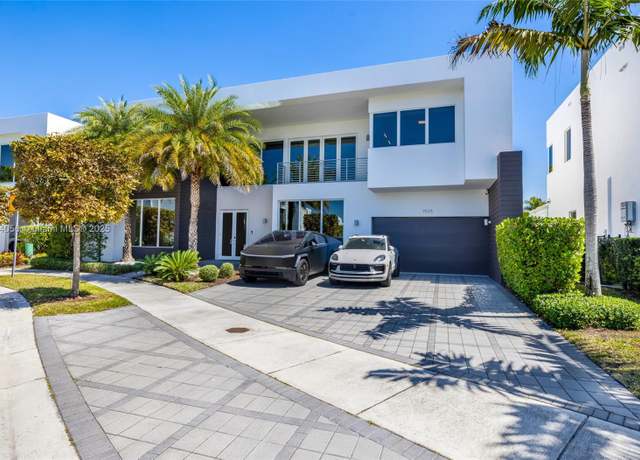 Property at 7535 NW 102nd Ct, Doral, FL 33178, 5 beds, 5.5 baths
